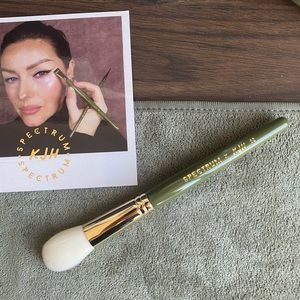 Katie Jane Hughes x Spectrum Brush 02